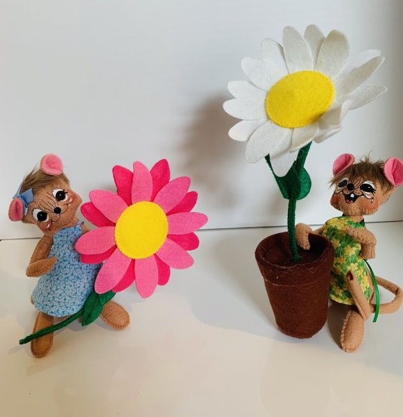 2 Annalee Dolls Spring Blue Skies Girl Mice With Pink & White Daisies. 2016/2017