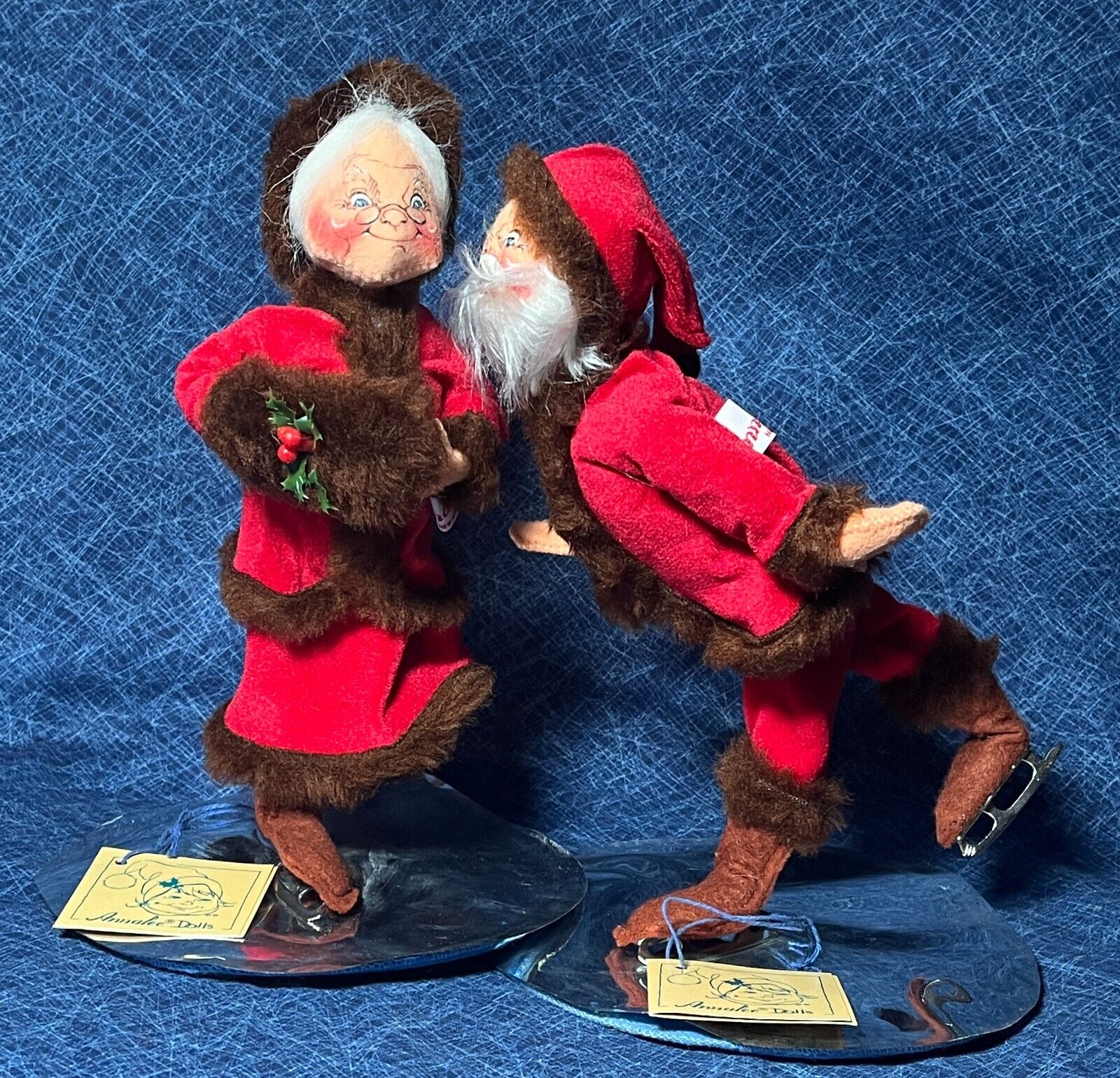 Vintage ANNALEE 1993 SANTA & MRS. CLAUS CHRISTMAS DOLLS 10" Skating