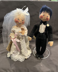 Vintage 1983 Annalee dolls 10” Bride And Groom in tux w/pink boutonniere