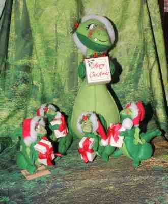 Vintage Annalee 13” Winged Christmas Dinosaue/Dragon w/Present & 4 DinoBabies-90
