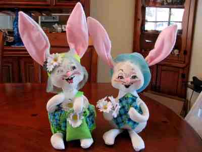 ADORABLE ANNALEE MOBILITEE 14" EASTER MR.& MRS.BUNNY RABBIT DRESSED DOLLS EXC