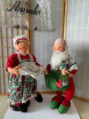 ANNALEE DOLLS CHRISTMAS WINTER 198o's SANTA AND MRS. CLAUS, LARGE WOOD BASE 30"