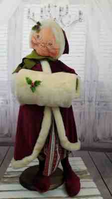Annalee Holiday figurine Xmas Mrs Claus hand warmer Caroler 1987 31" muff