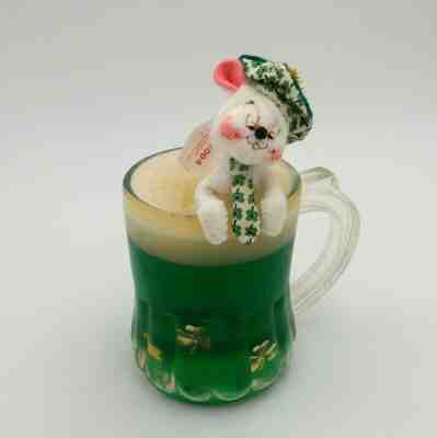 2004 ANNALEE Doll St Patricks Day Drunken Mouse In GREEN Beer Stein Hot Tub Mug 