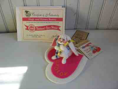 3" ANNALEE '98 HUGS & KISSES BUNNY HOLDING CRAYONS ON HEART W X'S AND O'S 9887