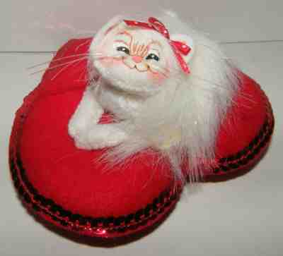 Retired 2009 Annalee Valentines Day White Cat Kitten on Heart Shaped Pillow 