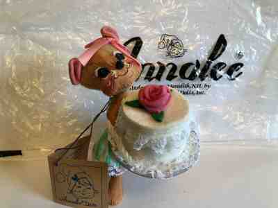 ANNALEE 1992 7” BIRTHDAY GIRL MOUSE WITH PINK ROSE ON FROSTED CAKE 