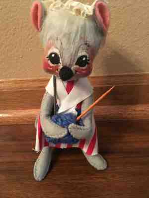 Vintage Annalee Gray Patriotic Colonial Girl Mouse W/ Knitting Needles & Yarn