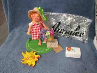 ANNALEE DOLL SOCIETY LITTLE MAE FLOWERS LOGO KID tags 1996-97 Pin and Bag