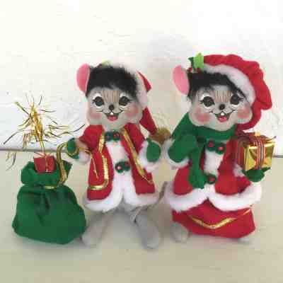 Annalee 10” Mr. & Mrs. Elegant Mouse Christmas Mouse with Present 2008 Lot of 2