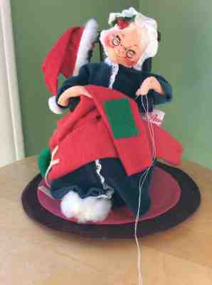 Annalee LAST MINUTE MENDING Mrs Claus on Wooden Chair 1994 #5399  Near Mint