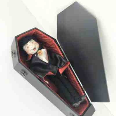 Annalee Dracula Doll In Coffin 2004 , Halloween Collectible Decor