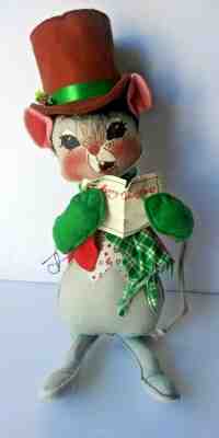 ANNALEE '89 MOBILITY DOLL. 1964 18" CHRISTMAS CAROLING MOUSE W/MISTLETOE IN HAT.