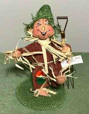 2002 Annalee 5" Scarecrow Holding Pitchfork #310402 Fall Thanksgiving Decoration