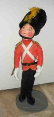 ANNALEE Mobilitee Doll 21" Queens Guard on base 1988