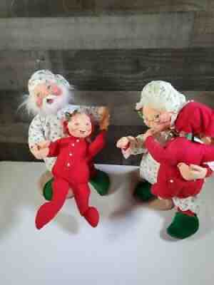 1996 ANNALEE TUCKERED SANTA AND MRS. SANTA. BOTH WITH RED PAJAMA KIDS