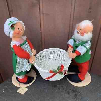 1990 Annalee Santa Claus & Mrs. Claus Holding Basket Centerpiece 5600 W/ Tags