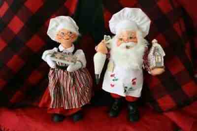 2004 VINTAGE ANNALEE MOBILTEE LARGE SANTA CLAUS & MRS. CLAUS BAKERS 14"