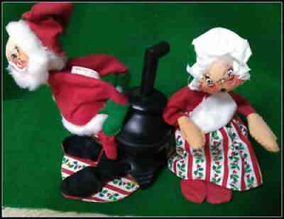 Vintage ANNALEE MOBILITEE DOLLS - Mr. & Mrs. Santa Claus next to Stove