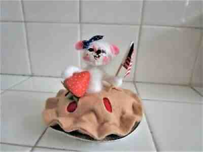 ANNALEE PATRIOTIC 4TH OF JULY MOUSE IN A CHERRY PIE BRAND NEW