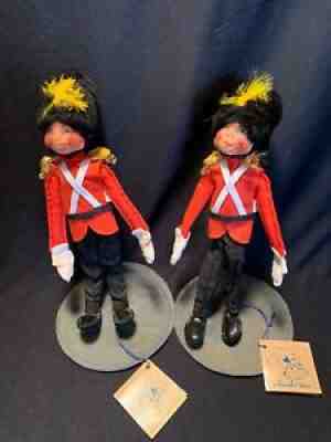 PAIR of Annalee Mobilitee 10" Queens Guard Marching British Soldiers #7560