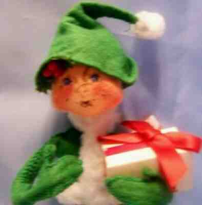 Annalee Green Elf w Present Holly Berries on Cap 9" Tall Christmas 1991 NOS MIP