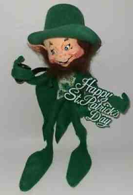 ANNALEE DOLL St. Patrick's Day Leprechaun Greeting holding Pipe Shamrocks 10"
