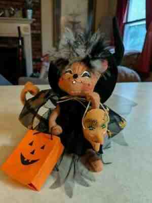 Vintage Annalee Halloween 7" Mouse 2005 holding Witch Mask and Treat Bag