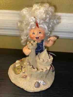 2002 ANNALEE 7" SAND CASTLE SUZY Excellent