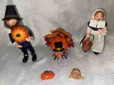 ANNALEE PILGRIM COUPLE TURKEY THANKSGIVING &2 PINS PUMPKIN SCARECROW BROOCHES