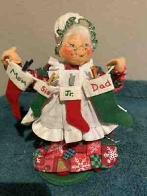 NWT Annalee 2002 #520102 Mrs. Claus with Stockings Mom Dad Jr Sis 7" Tall