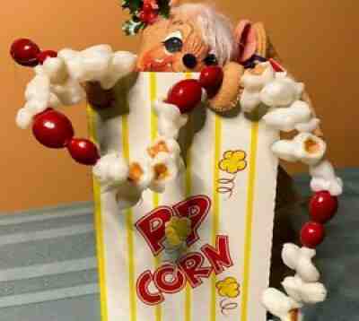 ANNALEE DOLL 1997 Christmas 7" Mouse in Popcorn Box Cranberry Garland 7713