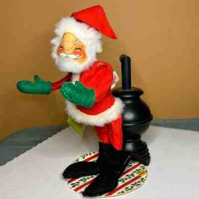 ANNALEE DOLL Â©1963 Christmas 8" Santa Warming By a Pot Belly Stove Original Tag