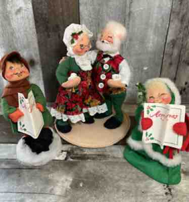 Annalee Mobilitee Dolls Inc Mr & Mrs Santa Claus Drinking Tea & 2 Carolersï¿¼