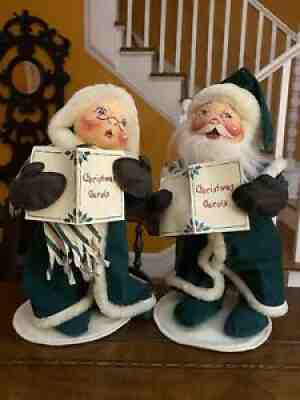 LOVELY 1999 Annalee Christmas 12"Felt Doll Pair MR & MRS CAROLING SANTA CLAUS