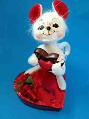 Annalee Valentine's Day Mouse Sitting on Heart Eating Chocolate Heart 2007 - HTF