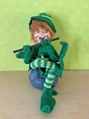 Annalee Doll 6" Luck Of The Irish â??ï¸St. Patrick's Day Sitting Elf W/ Flute 2011