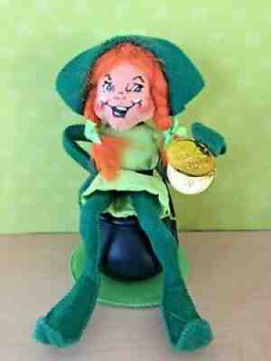 Annalee Doll 7" â??ï¸St. Patrick's Day Sitting Girl Leprechaun In Pot Of Gold 2013