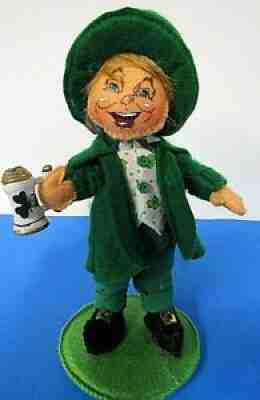 ANNALEE 7 In Irish Man Holding Beer Stein Figurine Doll Green Hat & Jacket New