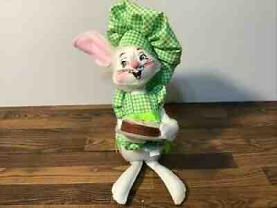 2010 ANNALEE SPRING EASTER BUNNY RABBIT w/ CARROT CAKE GREEN GINGHAM BAKERS HAT