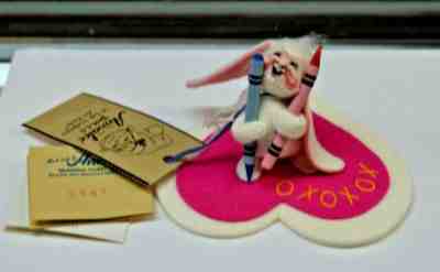 ANNALEE 1998 HUGS & KISSES BUNNY HOLDING CRAYONS ON HEART 9887 NEW