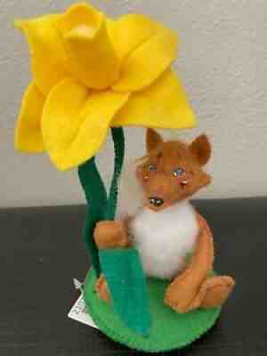 New W/Tag Annalee 4" Fox eyes open, holding 7" Yellow Daffodil Flower #210720Â 