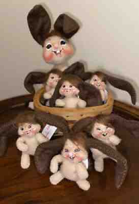 ANNALEE 2002 Easter Rabbit Family - Mom Bunny And 6 Baby bunnies Wicker Basket