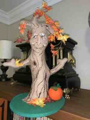 ANNALEE HALLOWEEN HAUNTED TREE WITH PUMPKIN AND AUTUMN LEAVES 1996