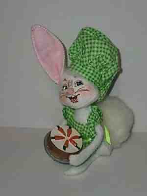 2010 ANNALEE SPRING EASTER BUNNY RABBIT w/ CARROT CAKE GREEN GINGHAM BAKERS HAT
