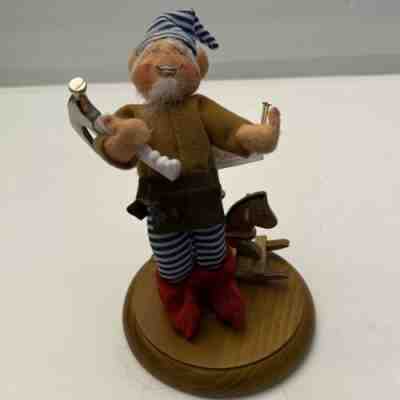 Annalee Dolls *2002* Christmas CARPENTER SANTAâ??S ELF HELPER on Wood Base