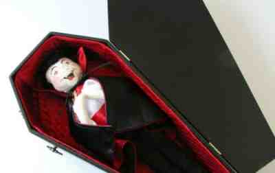 Annalee Dracula Vampire with Coffin 11" Doll 2004