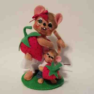 Cute 2018 Annalee Dolls 6" Mom & 3" Baby Mouse w/Strawberries Berry Picker Pair