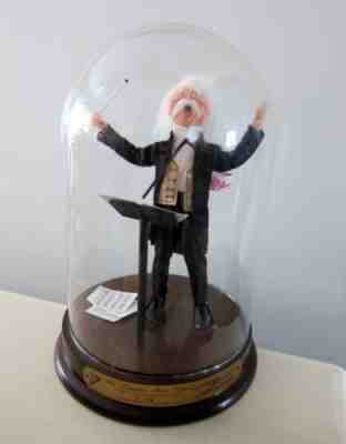 ANNALEE MOBILITE NEW HAMPSHIRE MUSIC FESTIVAL 1991 CONDUCTOR DOLL GLASS DOME
