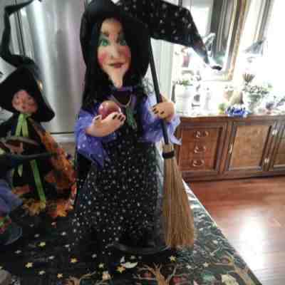 Annalee Vintage 23 Inch Halloween Witch With Apple,broom and potions book. New